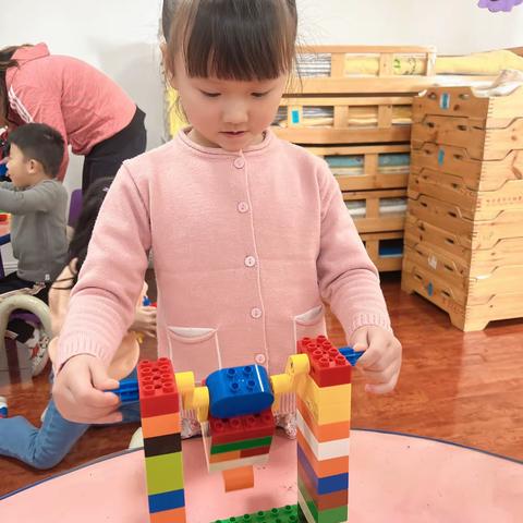 隋氏幼儿园大班乐高《单杠小人》