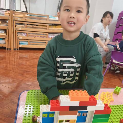 隋氏幼儿园小二班乐高《三只小猪盖房子》