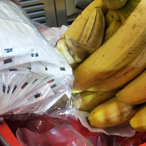 员工离岗前需将自己区域的卫生清扫干净且物品归位，严格执行公司要求，避免出现纰漏