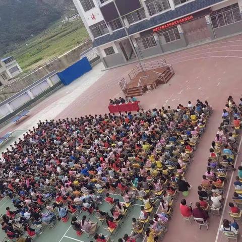 凌云县下甲镇中心小学开展 法治进校园宣讲活动