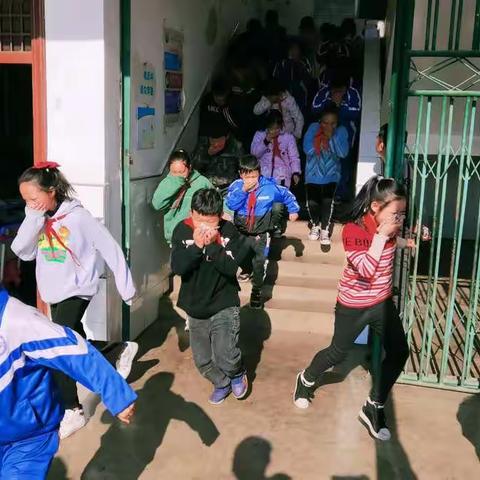 钟山区大湾镇开化小学防震、消防逃生演练活动