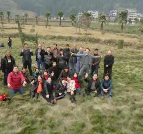 12月31日怒溪农业观光园内，同学们兴致高雅，欢声笑语，尽情拍照留影，让快乐永驻心中……