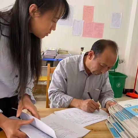 脚踏实地抓常规  双减行动提质量——禾源中心小学期中教学常规检查