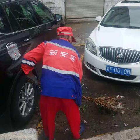 新安洁莱阳项目部环卫工人闻雨而动
