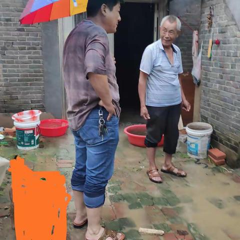 姜宏书记冒雨查看居住老旧房群众