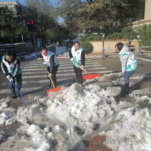 扫雪小分队 为民办实事