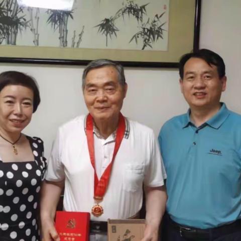 中共济南市历下区机关事务服务中心机关委员会为党龄50年的老党员颁发“光荣在党50年”纪念章