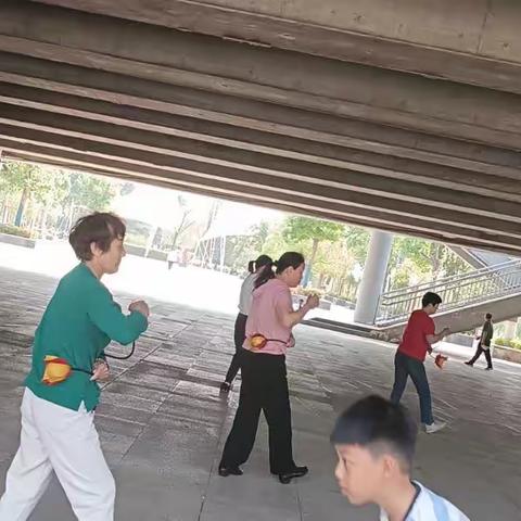 散文创作..忙里偷闲健身球