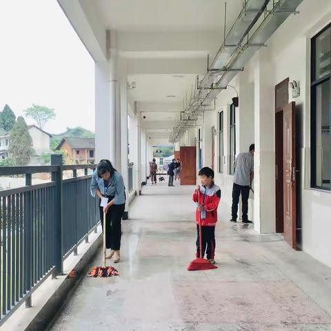 欢庆“五一”，共创美丽校园-新化县芙蓉学校卫生大扫除活动