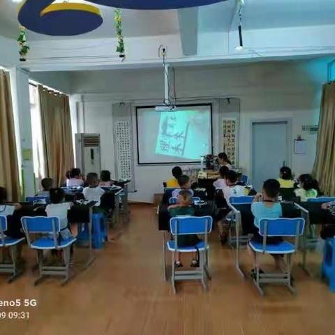 看，青苹果幼儿园书法班的小学员们……