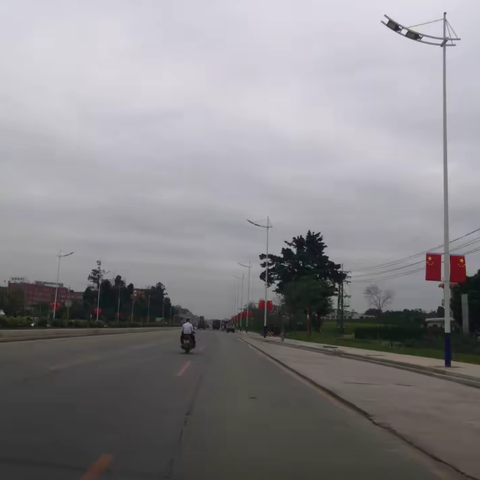 白云区城市管理和综合执法局10月7日市容环境值班一组巡查105国道环境整治情况