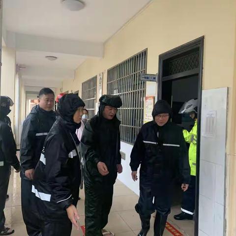 区委书记黄兴武到南海社区视察指导防台风应急安置工作