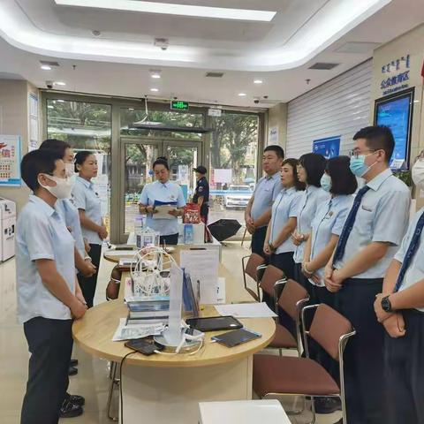 【大学西街支行】9月15日，信用卡中心总经理崔冬梅、渠道部副总经理席加前往大学西街支行进行跟岗指导