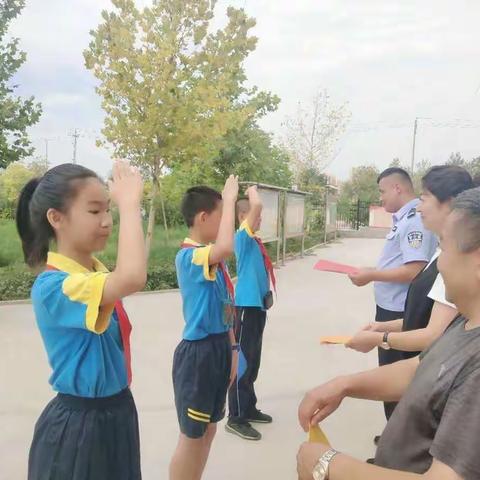 共庆建军佳节，共叙鱼水情深                ——伊宁市第二十五小学“八一”走访慰问活动