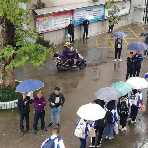 维护上放学秩序，麻中教师在行动---麻山中学上放学秩序维护活动剪影