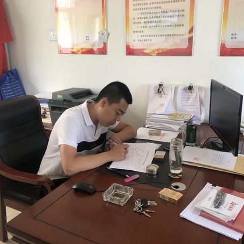 洪庆街道检查村干部坐值班纪律