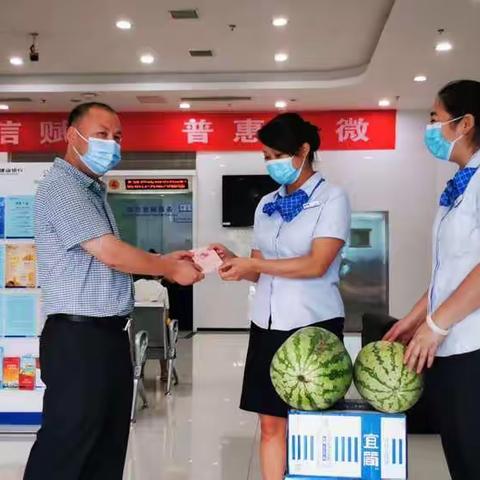 送清凉 提士气——建行荣昌支行领导高温慰问一线员工