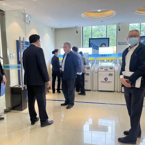 省分行黄兴宏总审计师一行到自贸区分行下辖网点进行安全检查