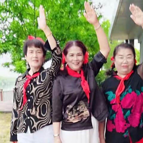 沈阳市浑南市民公园，开心姐妹，老儿童节快乐！祝姐妹花们永远年轻漂亮  🌹🌹💃💃💃