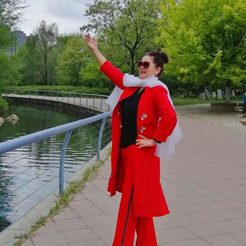 快乐姐妹，沈阳市浑南市民公园，景色宜人，一起享受大自然的美，留下美好回忆！愉悦的心情，美美哒！🍎🍎🍎