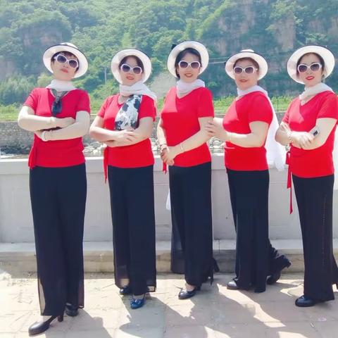 好姐妹：本溪植物园，时光不老我们不散！祝姐妹们，青春永驻！开心快乐每一天！🍎🍎🍒🍒🌹🌹2023.5.