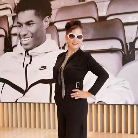 快乐姐妹相聚美好时光，祝姐妹们青春永驻！永远年轻漂亮！🌹🌹