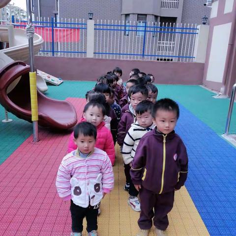 心连心幼儿园小一班户外活动