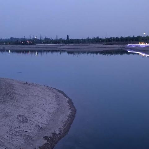 蓝色，是永恒的象征。爱，纯净，澄澈，如同蓝天。每一声钢琴声直击心灵，唤回我美好的回忆。