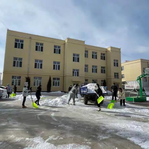 风雪弥漫处,除雪暖意浓———按丹沟小学全体教师清雪纪实