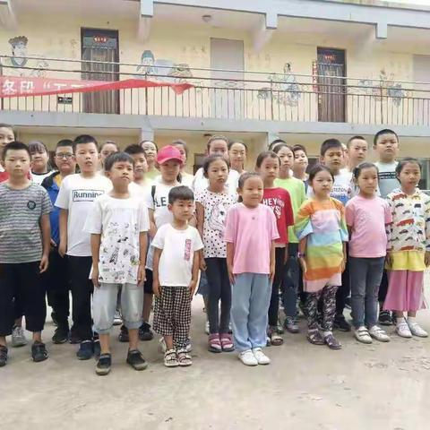 “童心向党，尊老爱长”运用行动表达孝敬的好少年