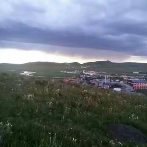 第一天到若尔盖草原，遇见了难得奇景，尽管身体很累，但我们还是在一个小山坡上玩的非常非常开心