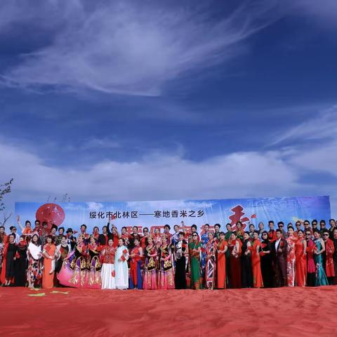 国旗在金色稻浪中飘舞 ----- 省报与绥化北林区举办的大型稻田旗袍秀活动