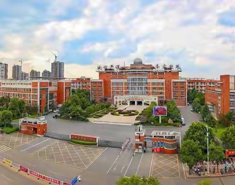 眼有星辰大海  心有繁花似锦                                 ——丰城中学创新初三举行开学典礼仪式