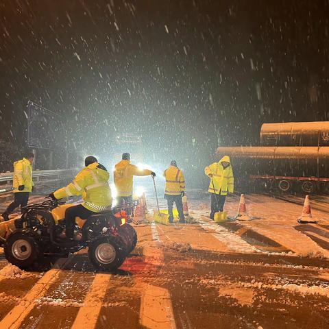 寒冬雪降，中原高速航空港分公司新郑新区收费站开启“与雪奋斗”