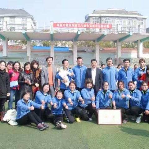 今天是个好日子，我校在瑞昌市拔河比赛中获得了第一名、我们的暖男老大给我们女同胞们送上美丽的鲜花！