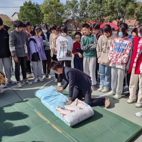 【党建+德育】青春“叠”出风采，劳动“被”感光荣——记马曹庙中学组织学生叠被子活动