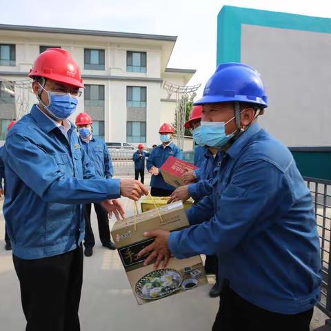 市公司副总经理、工会主席陈静到公司慰问一线职工“送清凉”