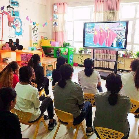 “不忘初心、牢记使命”——金果果幼儿园升国旗、看阅兵，共同庆祝祖国生日