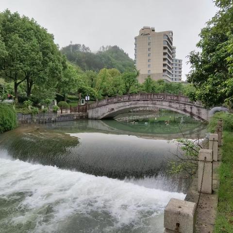 我爱开化好地方，清晨欣赏南湖景