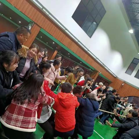 欢歌载舞扬正气  精彩纷呈庆元旦