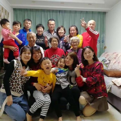 相亲相爱的一家人👪在2019年正月初二聚餐。