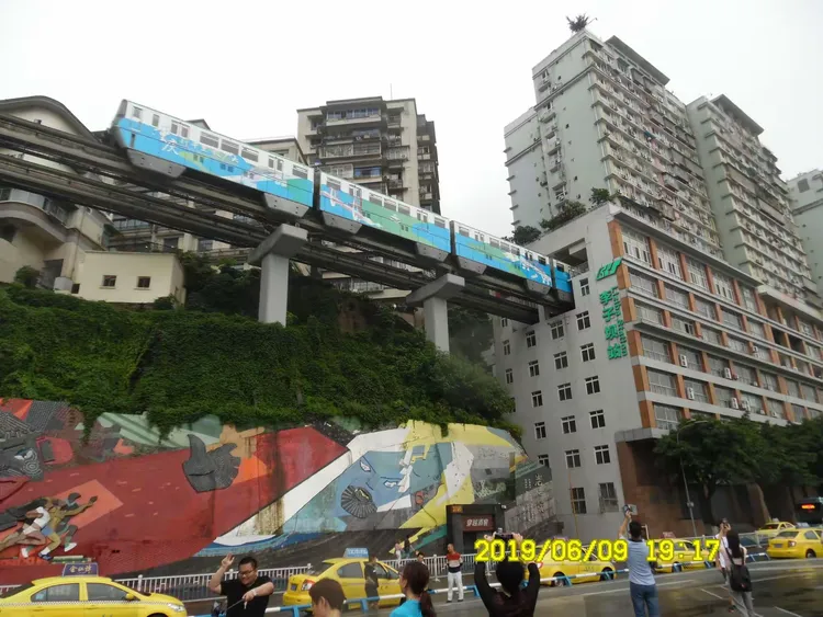 重庆轻轨列车穿楼而过