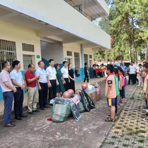 党慰暖人心，关爱助成长