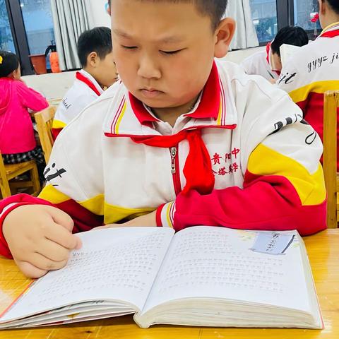 黄彦清：水看起来很干净，可以看见水底的样子，水里还有许多的杂草和水草，还有土黄色的沙滩。