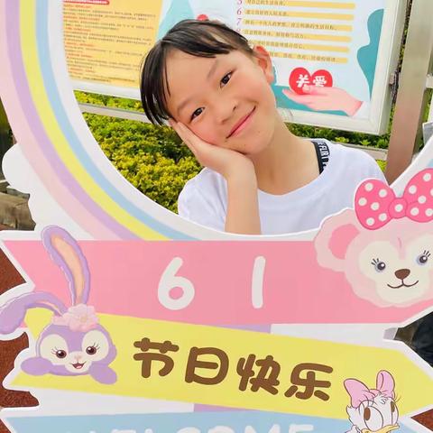 卢焱熙：那小小的花，好像无数只小眼睛在看着我笑着呢。