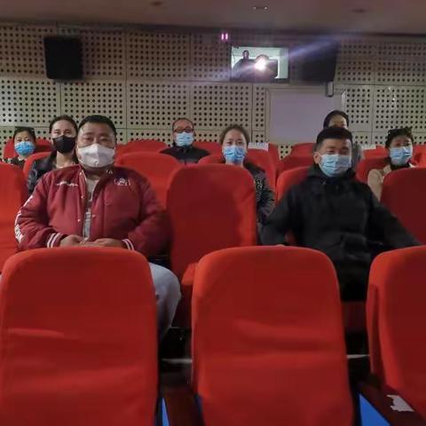 额日和图嘎查党支部联合旗住建局党支部开展民族团结进步主题党日活动——集中观看影片《海的尽头是草原》