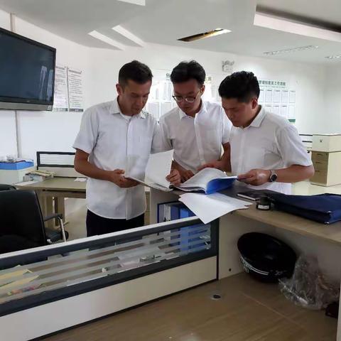 农发行精河支行发扬传帮带传统，共同完成查库工作！