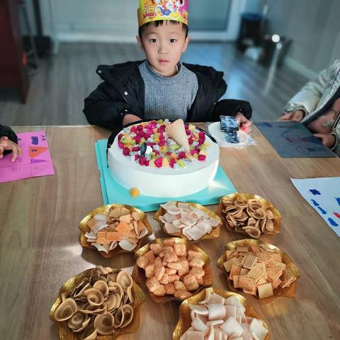 贝贝熊🐻幼儿园全体师生祝程建阳小朋友生日快乐！🎂👑