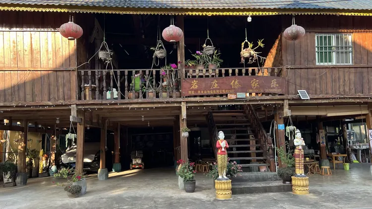 在傣族园泼水广场上,天天都有泼水节,每天下午3时半开场,我们一路奔波