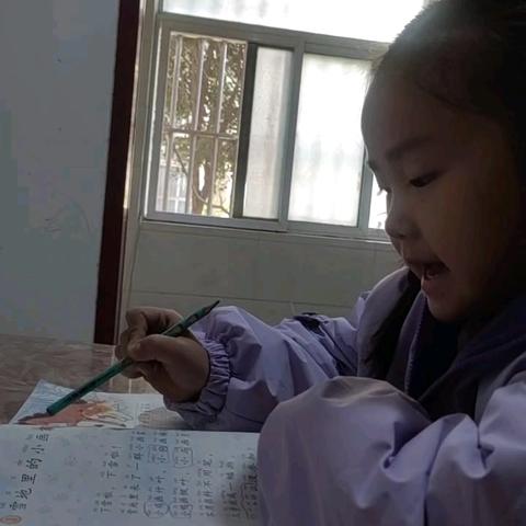 认真学习的娃